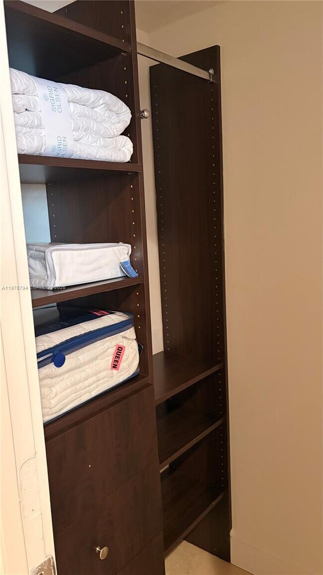 Foto del edificio - 2900 Bird Ave