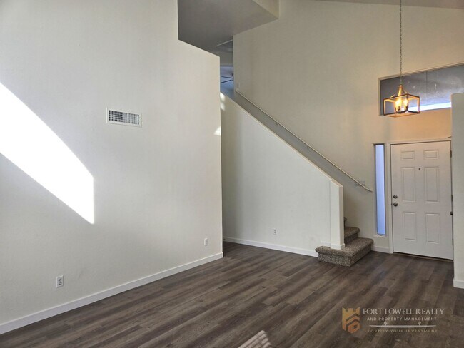 Foto del edificio - Fully remodeled, spacious 3 bed 2.5 bath, two-story home in Phoenix