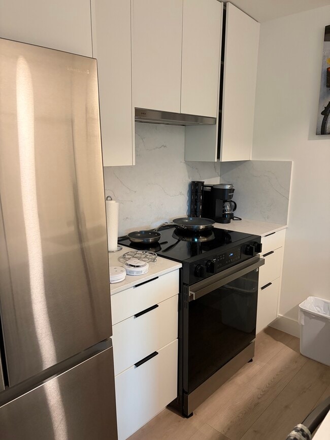 Building Photo - 620 Coronation Av