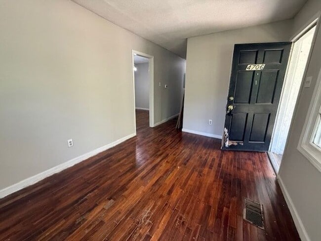 Building Photo - Charming 3 Bedroom Home on Secluded Street – Available Now!