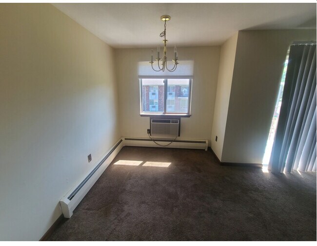 Foto del edificio - Enfield North Apartments