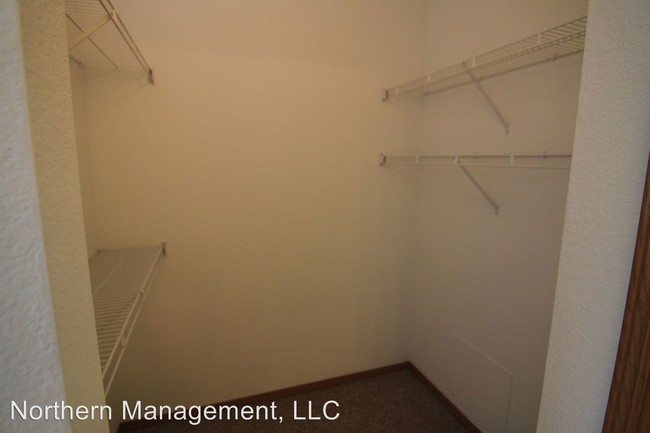 Building Photo - 2114-2210 Meadowland Dr