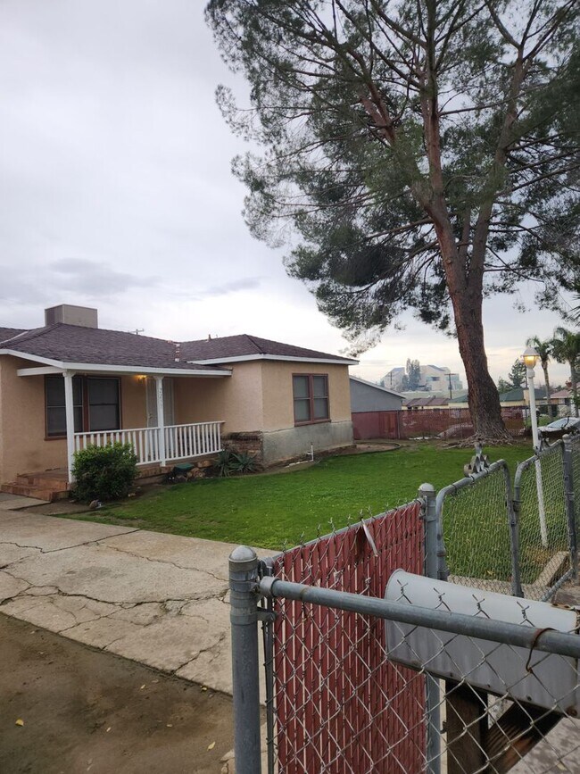 Foto del edificio - East Bakersfield Home - Newly Remodeled!