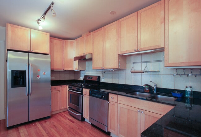 Building Photo - 838 W 31st St