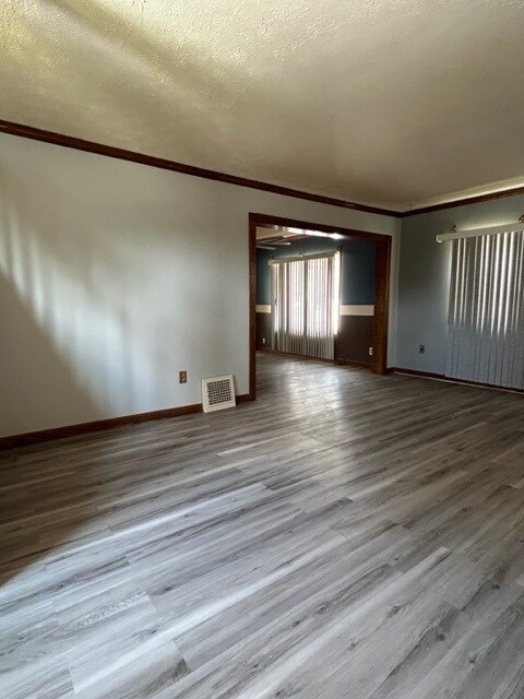 Building Photo - 889 Battles Ave