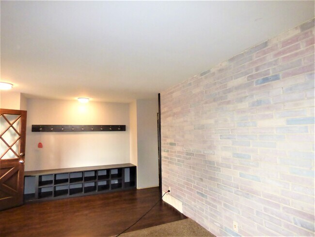 Entry/Living - 811 State St S