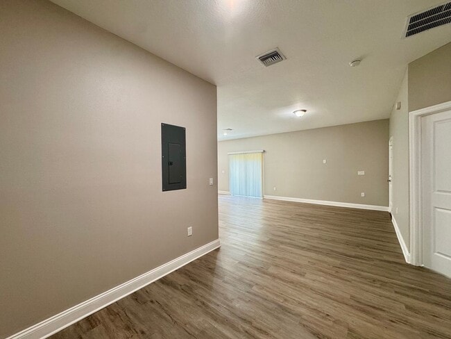 Building Photo - MOVE-IN SPECIAL - $1000 CREDIT! 3/2 Duplex...