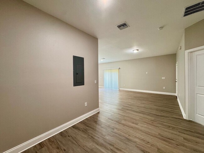 Foto del edificio - MOVE-IN SPECIAL - $1000 CREDIT! 3/2 Duplex...