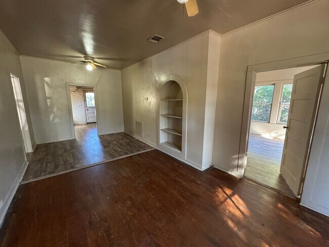 Building Photo - Cute 3 Bedroom Home