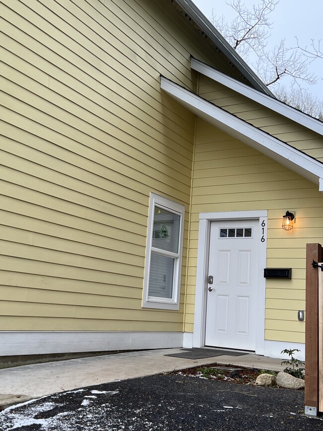 Building Photo - 616 E Myrtle St