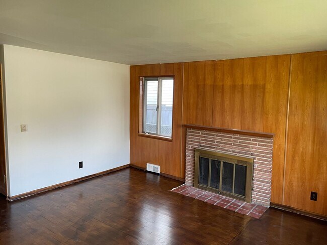 Building Photo - Green Lake Charmer with Garage