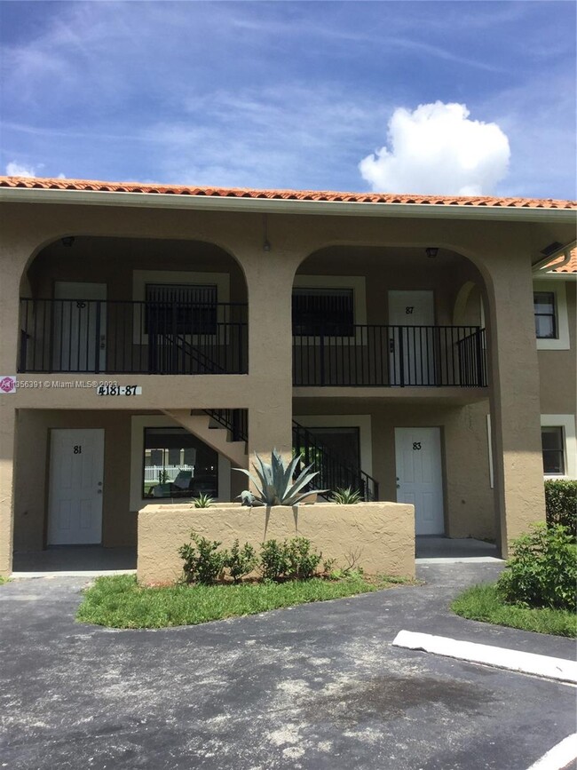 Foto del edificio - 4181-4187-4187 NW 114th Ave