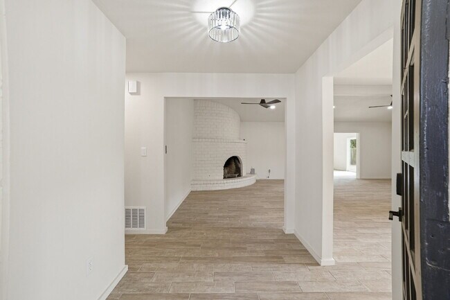 Foto del edificio - "Charming 4-Bed Oasis with Fireplace in Lubbock - 2 Full Baths & Spacious 2460 Sq Ft!"