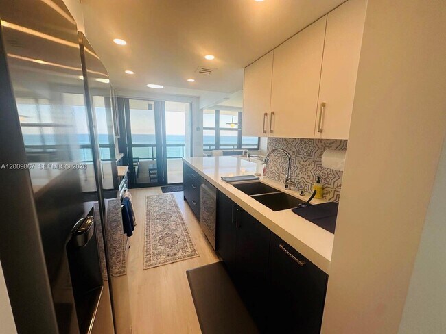 Foto del edificio - 2555 Collins Ave