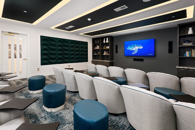 Foto del edificio - 555 Lakeview Pkwy