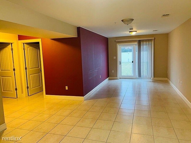 Building Photo - 1 br, 1 bath Apartment - 827 Jackson Avenue 1