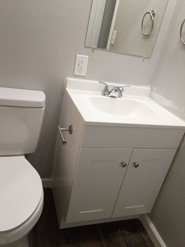 Building Photo - 2 bedroom 1 bath apt