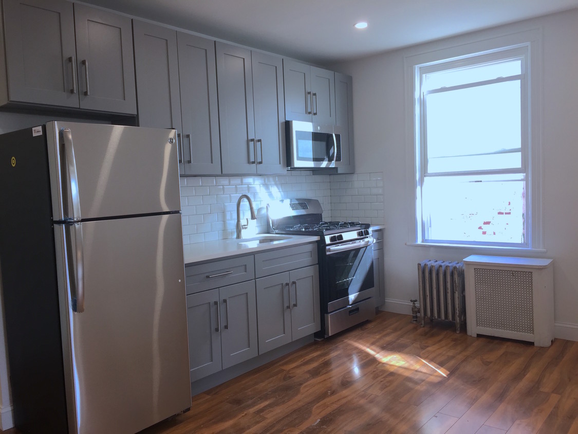 Foto principal - 17-58 Dekalb Ave