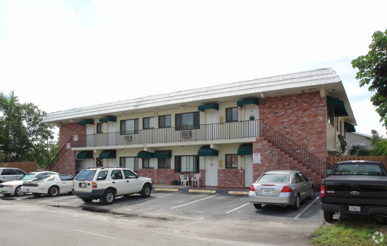 Building Photo - 2850 NE 30th Pl