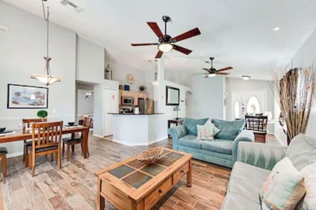 Foto del edificio - 768 Majesty Dr