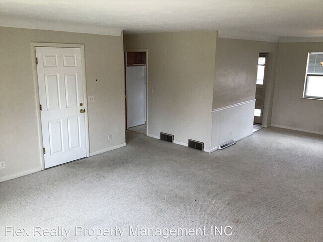 Building Photo - 2 br, 1 bath House - 3910 Clareridge  upper