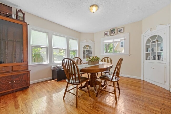 Foto del edificio - West Akron 3BR with Porch & Off-Street Par...