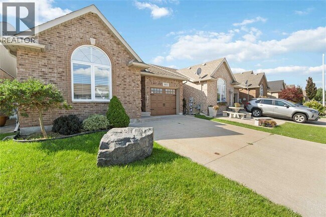 Building Photo - 815 Carriage Way