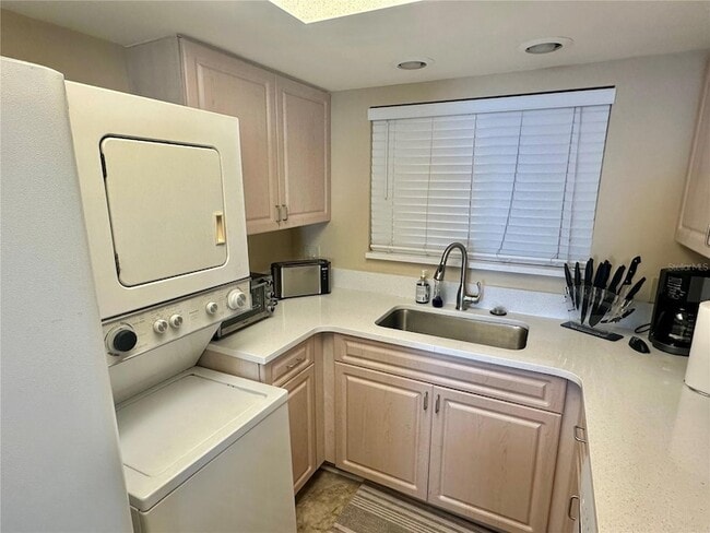 Building Photo - 6009 Sea Ranch Dr