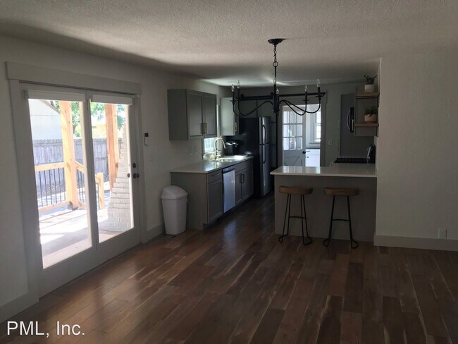 Building Photo - 3 br, 2.5 bath House - 551 1st Avenue