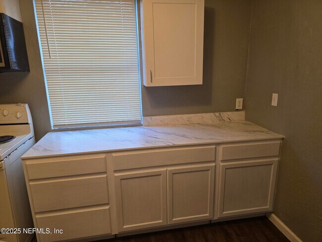 Foto del edificio - 1177 W 26th St