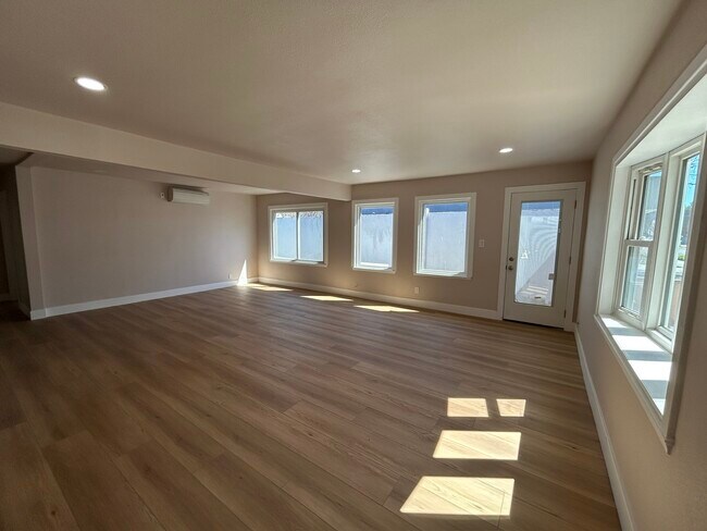 large open living room dining room space - 820 Jackson St