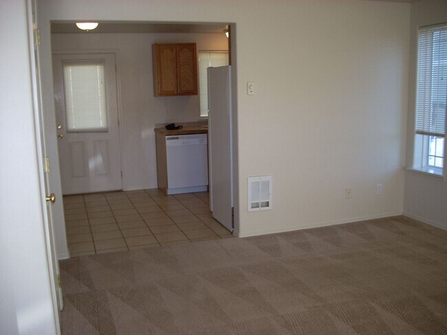 Foto del edificio - Conveniently Located 2 Bed/1.5 Bath Townhome in SW Redmond