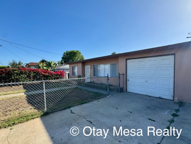 Building Photo - Charming 2-Bedroom Home with Expansive Out...