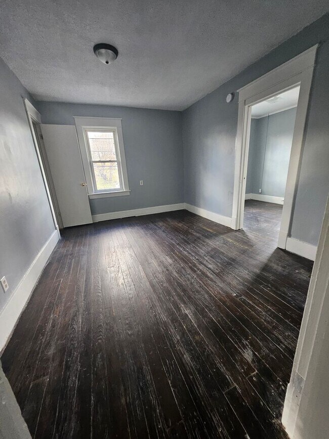 Foto del edificio - Upper three bedroom on West Side gas included