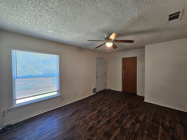 Foto del edificio - 806 Carlisle Ave