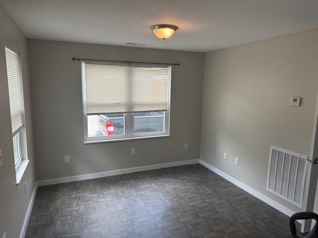 Building Photo - 204 Cude Ln