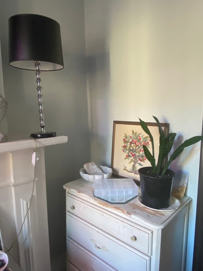 Commode avec lampe - 64 Powell Av