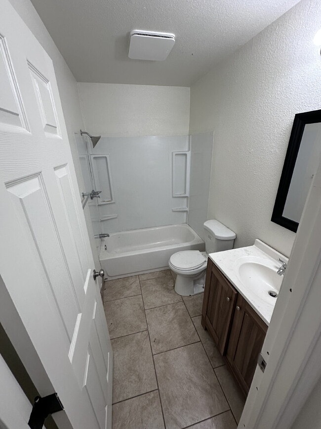 Foto del edificio - Renovated 1-Bedroom Apartment
