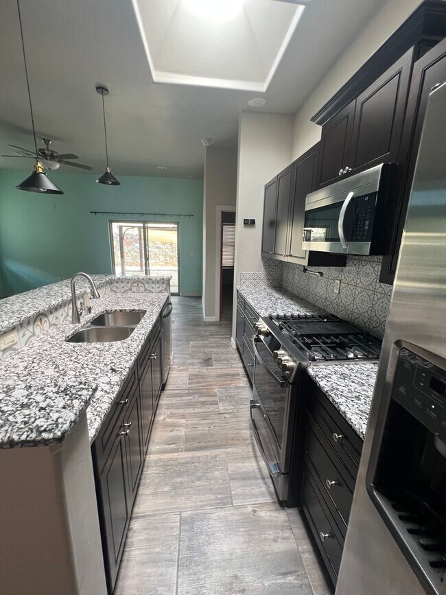 Foto del edificio - Nice Townhome in Gated Community with Pool...