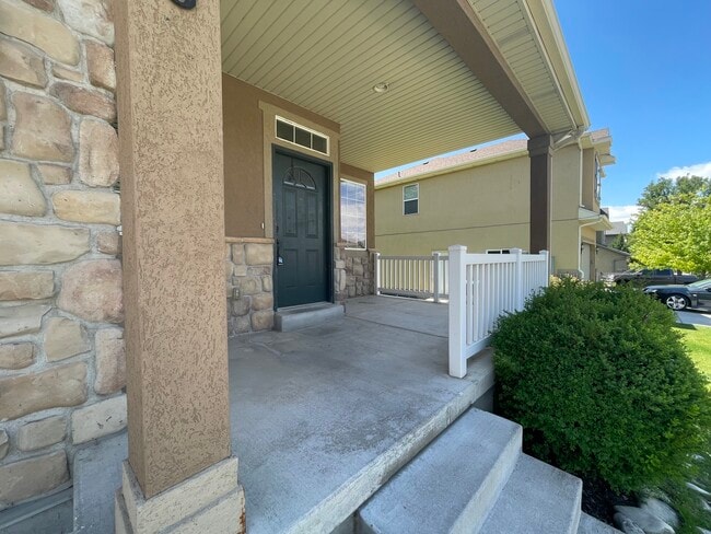 Balcony - 466 E Apple Grove Ln