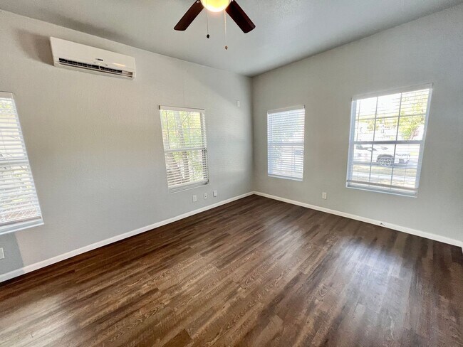 Building Photo - *COMING SOON* Charming 2 Bedroom, 1 Bath N...