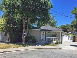 Building Photo - 921 Chabrant Way
