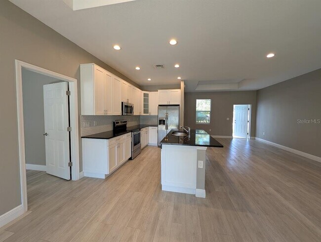 Building Photo - 1643 Jeannin Dr