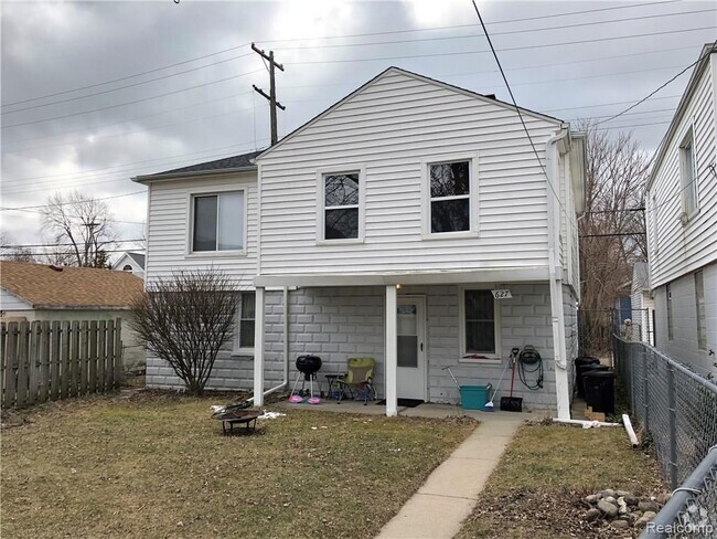 Building Photo - 627 Elm St