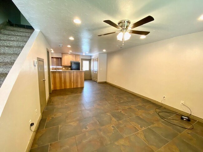 Building Photo - SPACIOUS TOWNHOME AVAILABLE FOR RENT