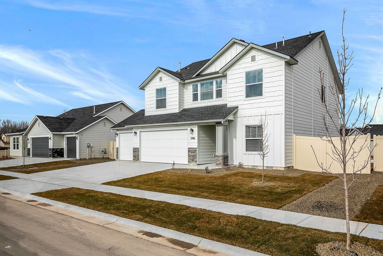 Primary Photo - BEAUTIFUL & SPACIOUS 2636sf Nampa Home w/3...