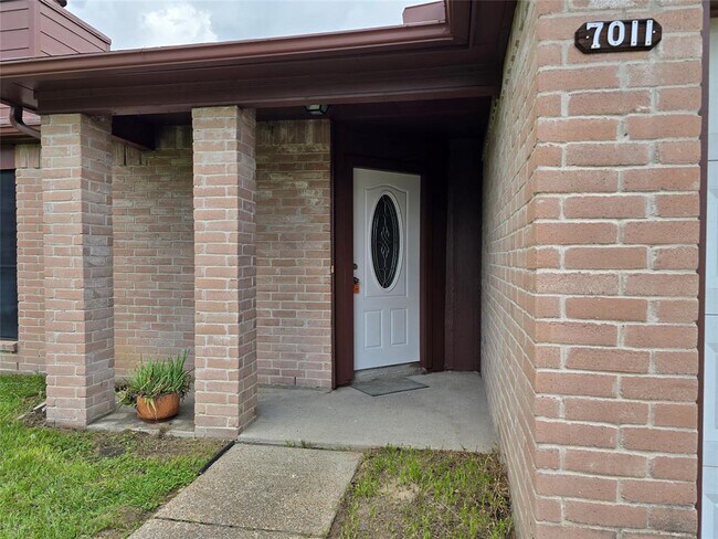 Foto del edificio - 7011 Foxmont Ln