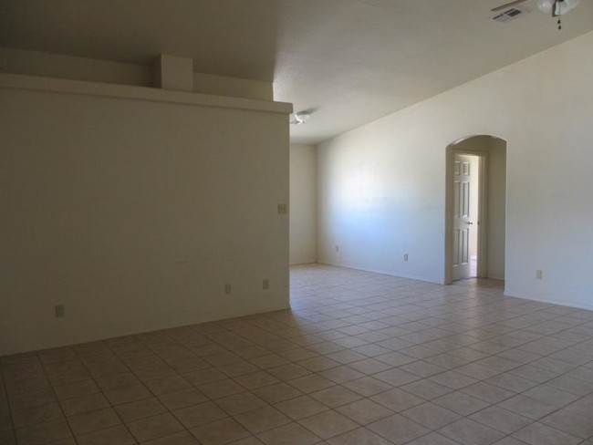 Building Photo - 9410 E Wagon Wheel Dr