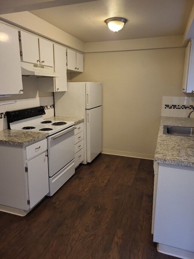 Building Photo - Detached Garage and fenced patio area-Pets Welcome!