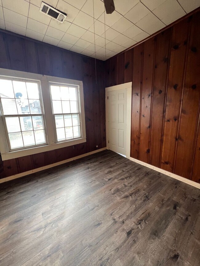 Building Photo - 505 Elm St. - 4 Bed, 2 Bath House!